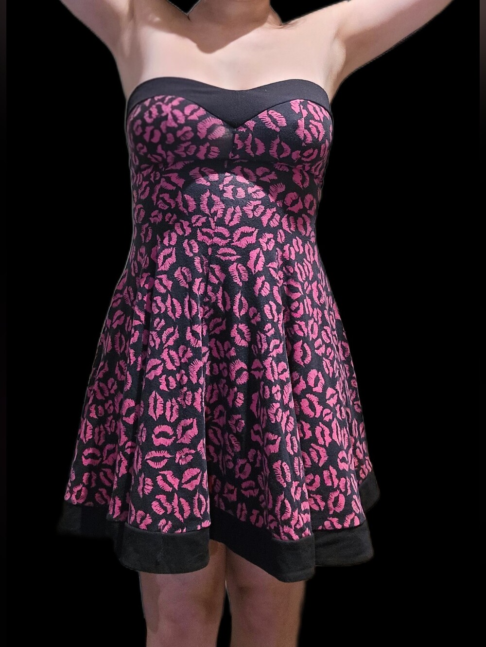 Strapless Pink & Black Lipstick Kiss Print Fit-and-Flare Sweetheart Dress - Picture 3 of 7